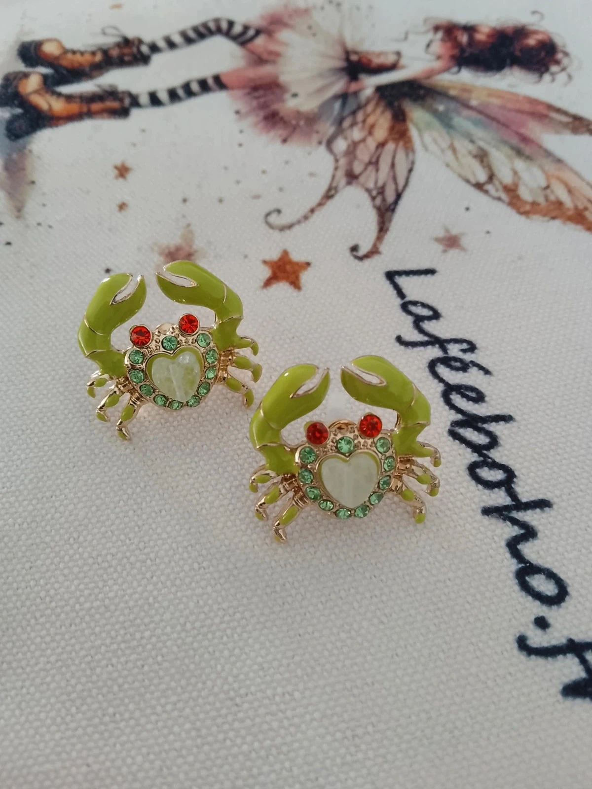 Boucles d'oreilles crabes verts avec pierres de cristal de quartz en forme de coeur